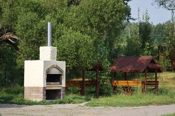 Fogão russo e arbour em um parque — Fotografia de Stock