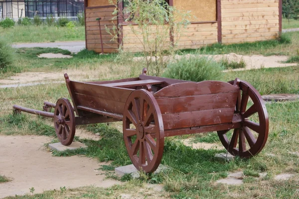 Dřevěný vozík v parku — Stock fotografie