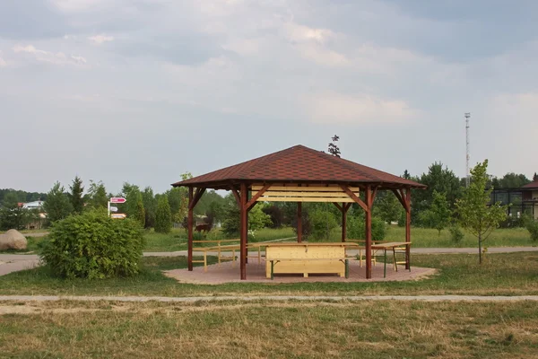 Eine Laube befindet sich in einem Park — Stockfoto