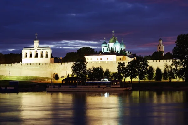 Bela paisagem noturna, a cidade de Veliky Novgorod — Fotografia de Stock