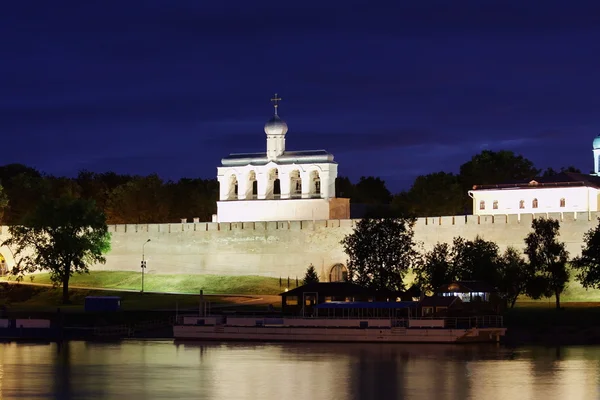 Wunderschöne nächtliche Landschaft, die Stadt Veliky Novgorod — Stockfoto