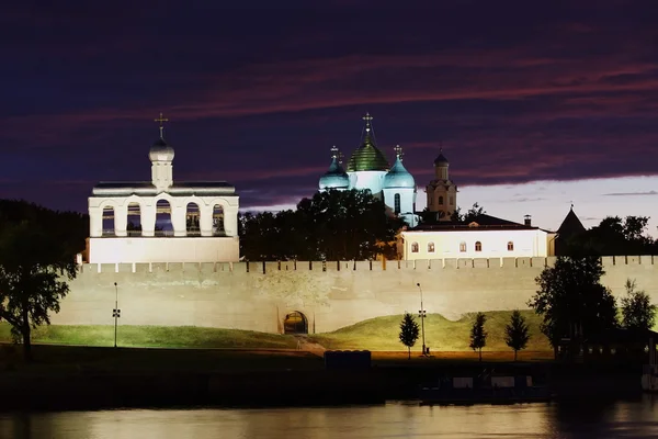 Прекрасный ночной пейзаж, город Великий Новгород — стоковое фото