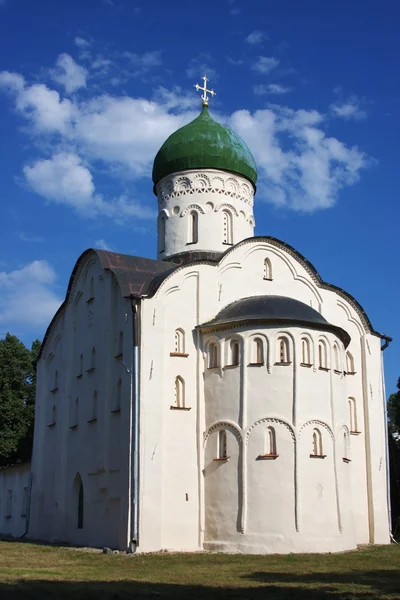 Belo templo, a cidade de Veliky Novgorod — Fotografia de Stock