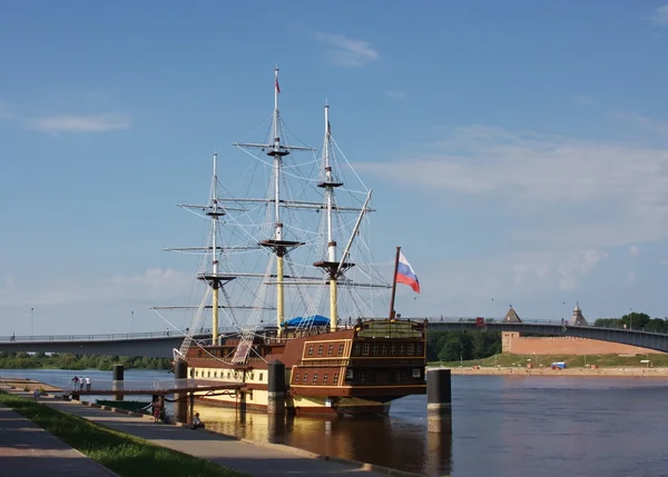 Fregatte auf dem Fluss, die Stadt Veliky Novgorod — Stockfoto
