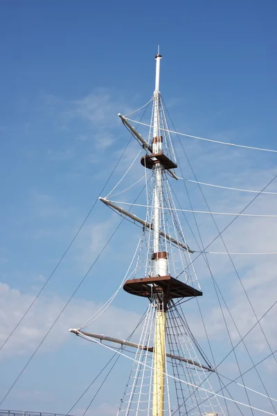 Stožár fregata proti modré obloze — Stock fotografie