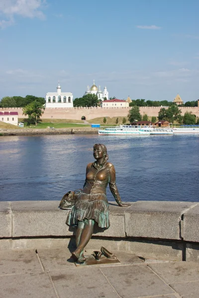 Γλυπτό από μια γυναίκα μπροστά στη θάλασσα, την πόλη του Νόβγκοροντ — Φωτογραφία Αρχείου