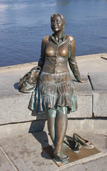 Egy nő a vízparton, a város veliky novgorod szobra — Stock Fotó