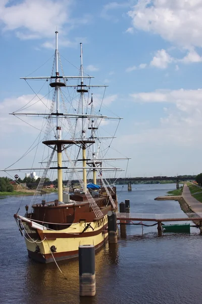 Fregat op de rivier, de stad Veliki novgorod — Stockfoto