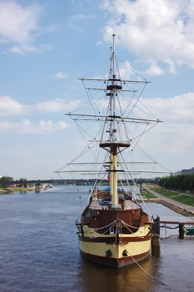 Fragata en el río, la ciudad de Veliky Novgorod — Foto de Stock
