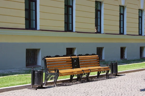 Panchina nel parco, la città di Veliky Novgorod — Foto Stock