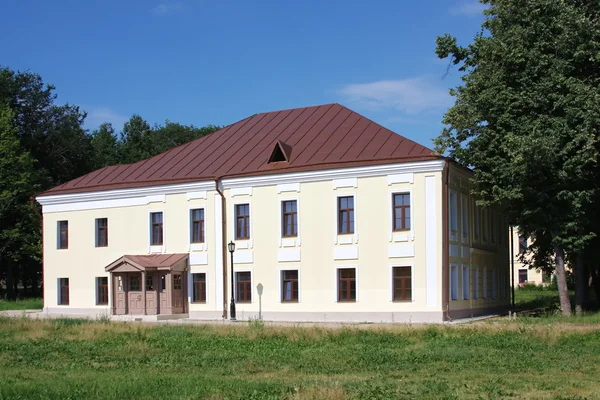 Edificio en el parque, la ciudad de Veliky Novgorod — Foto de Stock