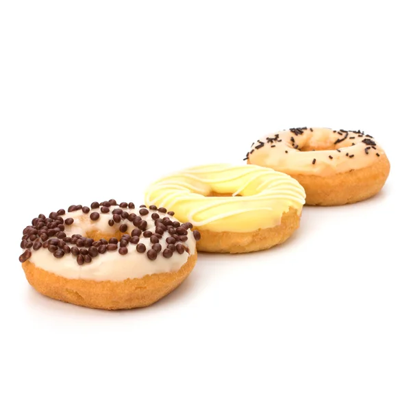 Вкусные пончики на белом фоне — стоковое фото