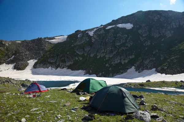 Camp in the high mountains — Stock Photo, Image