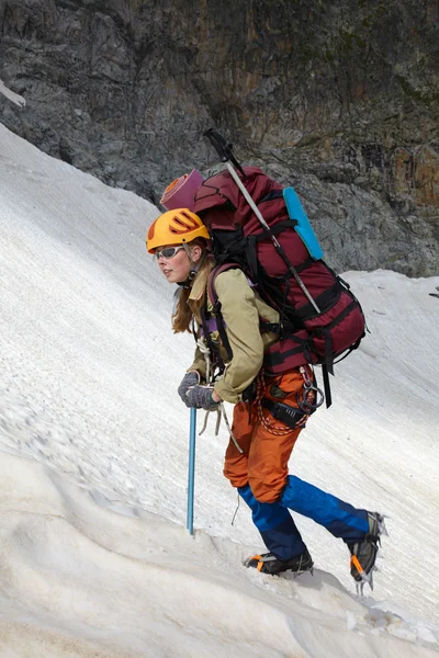 Κορίτσι ορειβάτης στα βουνά ένα — Φωτογραφία Αρχείου