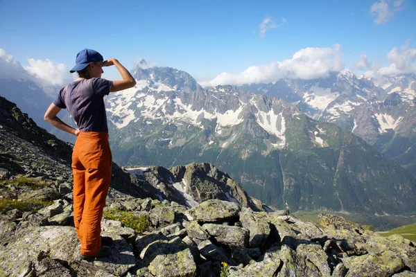 Meisje op zoek naar verre bergen — Stockfoto