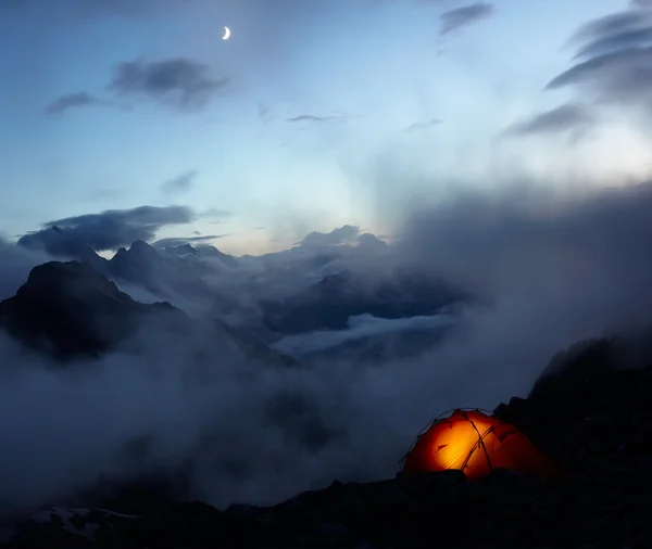 's avonds in bergen en maan aan de hemel — Stockfoto