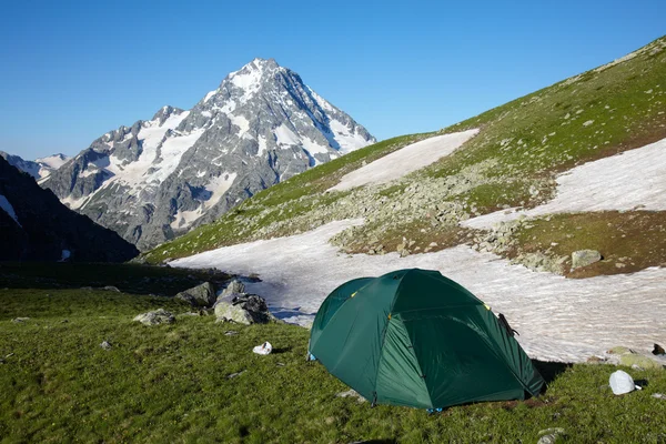 Mountaneers tent in the mpuntains — Stock Photo, Image