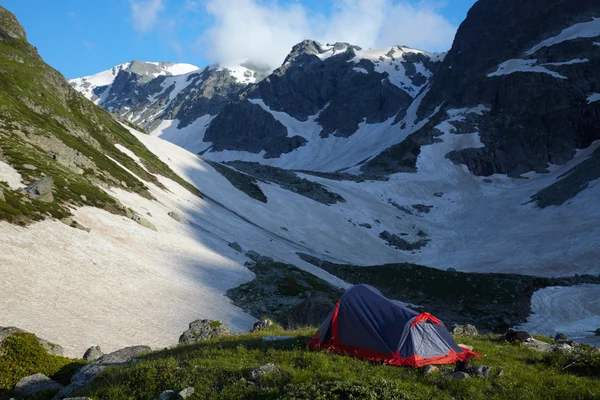 Namiot na łąka w górach — Zdjęcie stockowe