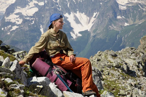 Traveler Girl Sitting Backpack Mountains — Stock Photo, Image