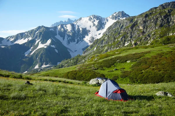 Camp in the high mountains — Stock Photo, Image