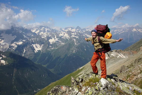 Menina mochileiro feliz em uma montanha — Fotografia de Stock