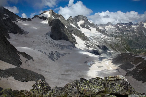Valle nevado en una montaña —  Fotos de Stock