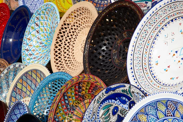 Traditionelle tunesische Keramik auf dem Markt lizenzfreie Stockbilder