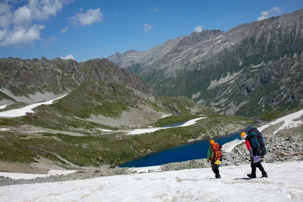 Par backpackers i en höga berg — Stockfoto