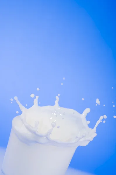 Mjölk stänk av glas — Stockfoto