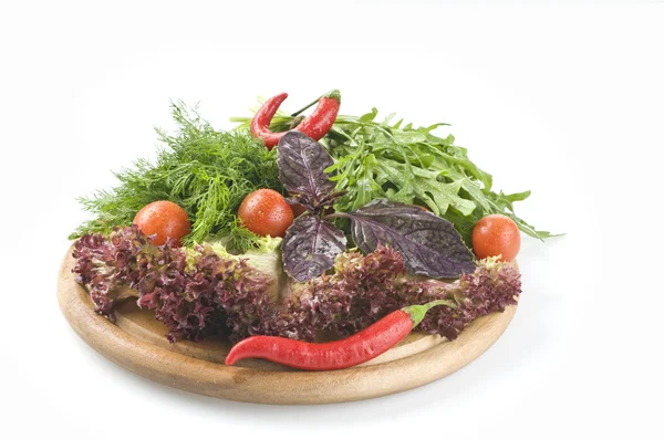 Taze çiğ otlar ve sebze kesme tahtası üzerinde beyaz — Stok fotoğraf