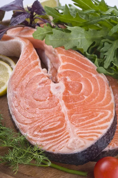 Stek z łososia surowego z ziołami — Zdjęcie stockowe