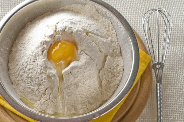 Bílá mouka a vejce v míse — Stock fotografie