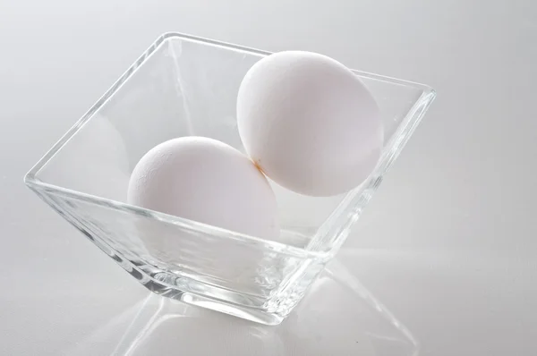 Dvě syrové čerstvé bílé vejce v míse — Stock fotografie