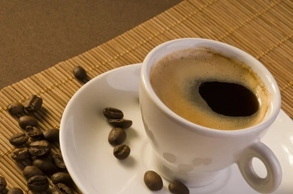 Καφέ με κόκκους καφέ espresso — Φωτογραφία Αρχείου