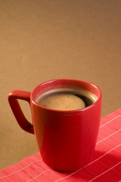 Schwarzes Kaffeetrinken in einer roten Tasse — Stockfoto