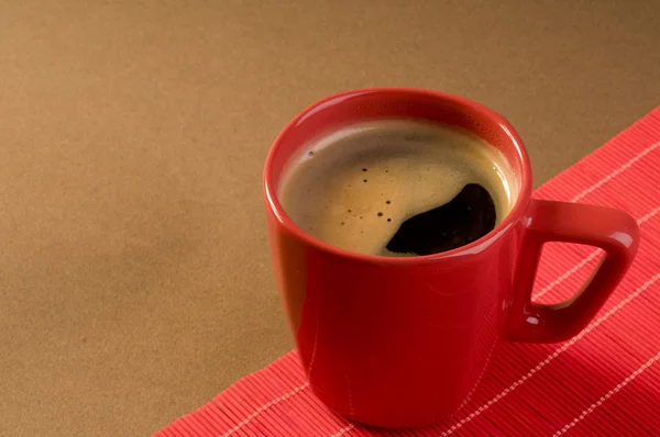 Černá káva nápoj v červené cup — Stock fotografie