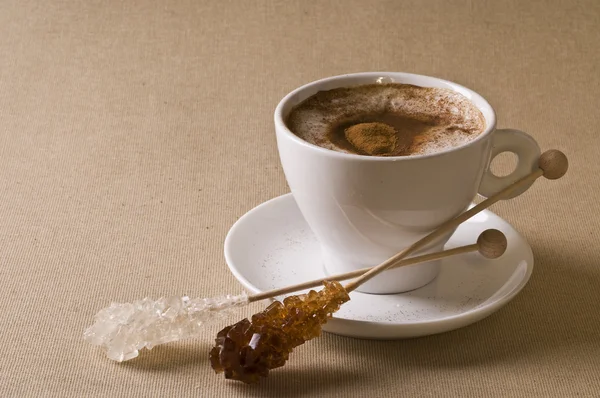 Taza de café capuchino con azúcar morena — Foto de Stock