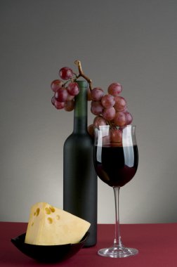 kırmızı şarap, üzüm ve peynir.