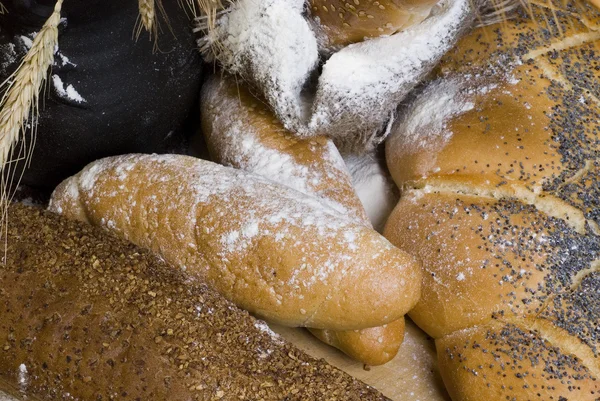 Крупный план с хлебом, мукой и булочкой . — стоковое фото