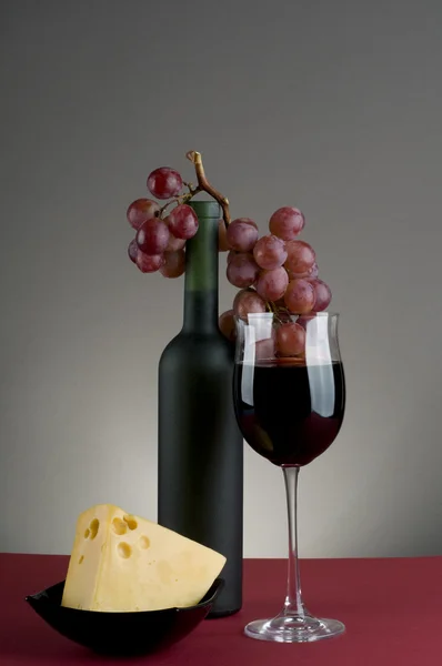Kırmızı şarap, üzüm ve peynir. — Stok fotoğraf