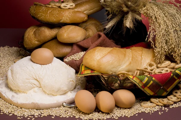 Ekmek, tahıl, tahıllar, yumurta ve hamur yemekleri arka. — Stok fotoğraf