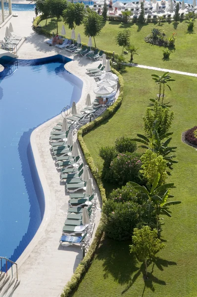 아름 다운 곡선으로 고급 호텔 수영장 물 — 스톡 사진