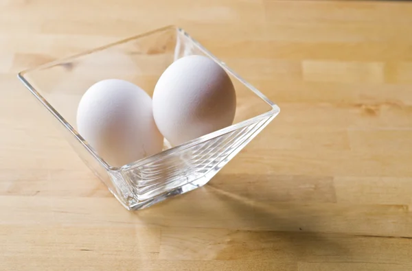Twee rauwe verse witte eieren in kom — Stockfoto
