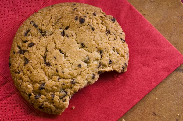 Chocolade cookie over op een snijplank — Stockfoto