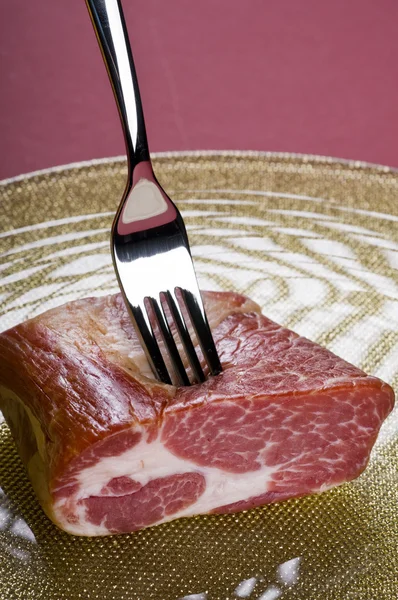 Carne crua em uma chapa — Fotografia de Stock