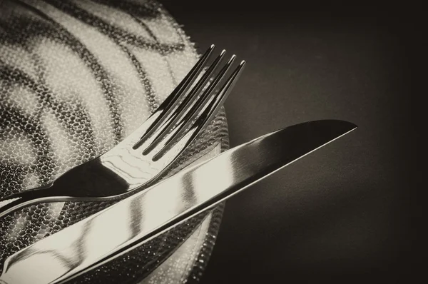 Vork en mes op een bord — Stockfoto