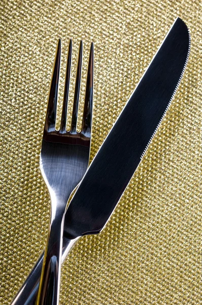 Πιρούνι και μαχαίρι σε ένα πιάτο — Φωτογραφία Αρχείου