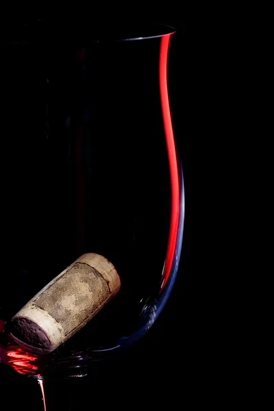 Objeto de vidro de vinho em estilo low key com cortiça . — Fotografia de Stock
