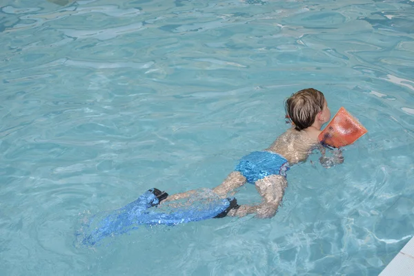 Menino nadando em uma piscina — Fotografia de Stock