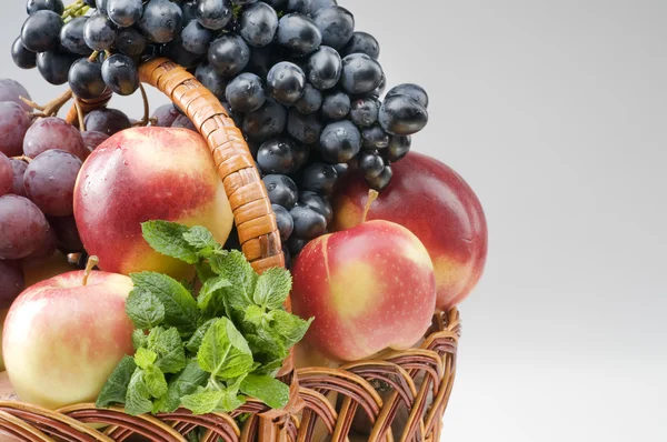在篮子里的水果食品对象 — 图库照片